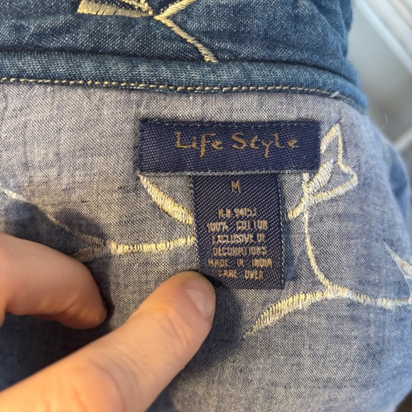 Life Styles‎ Womens Blue Chambray Jacket Size Medium Embroidered Padded Buttons - Picture 2 of 6